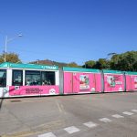 Valla publicitaria de TGV inOui para el TRAM de Barcelona