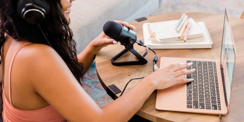 Vídeo Podcast Los vídeo podcasts están ganando terreno como una herramienta poderosa para compartir contenido informativo y generar engagement. Combinan lo mejor del formato de audio con la capacidad visual del vídeo, permitiendo conversaciones más dinámicas y cercanas con la audiencia. Este formato es ideal para entrevistas, debates y contenido educativo, además de ser altamente compatible con plataformas como YouTube y Spotify, lo que amplía su alcance y permite atraer tanto a oyentes como a espectadores.